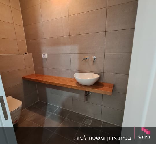 מדף עץ עם כיור בחדר אמבטיה מודרני
